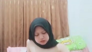Gadis SMA Ketagihan Colok Memeknya di Kamar