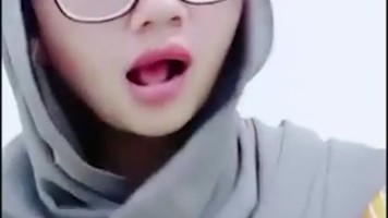 Ukhti Jilbab Yulia Liveshow Pamer Belahan Toket