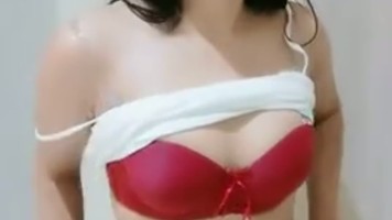 Si Beha Merah Seksi Menggoda Banget
